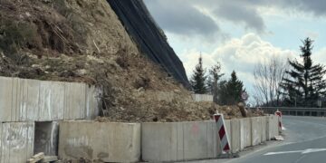 Nakon upozorenja nema pomaka: Neispravne bankine i dalje prijetnja na putu Sarajevo-Tuzla u mjestu Nišići (FOTO)