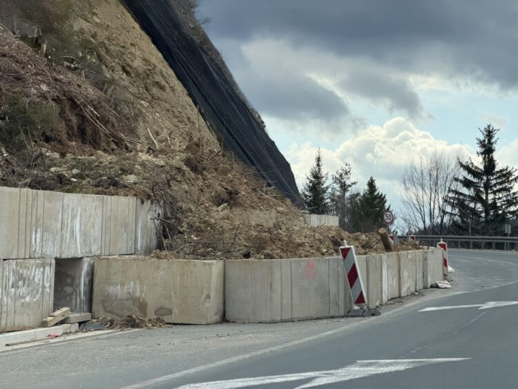 Nakon upozorenja nema pomaka: Neispravne bankine i dalje prijetnja na putu Sarajevo-Tuzla u mjestu Nišići (FOTO)