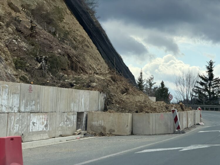 Nakon upozorenja nema pomaka: Neispravne bankine i dalje prijetnja na putu Sarajevo-Tuzla u mjestu Nišići (FOTO)