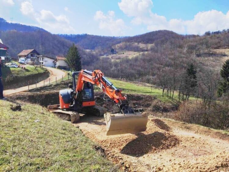 Saniran makadamski put u Gornjoj Bioči