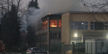 Požar u industrijskoj zoni Željezara Ilijaš: Vatrogasci na terenu, gori napušten objekat