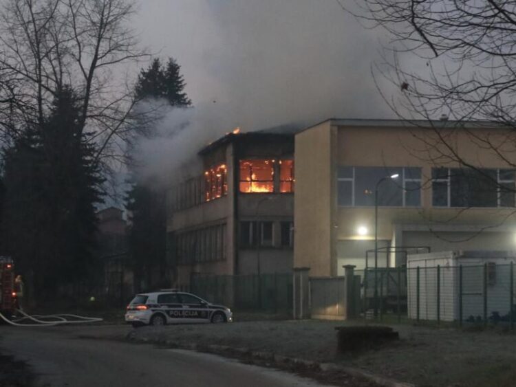 Požar u industrijskoj zoni Željezara Ilijaš: Vatrogasci na terenu, gori napušten objekat