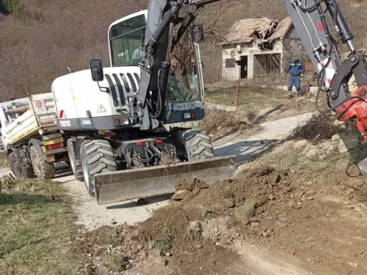 Počeli radovi na čišćenju kanala i bankina u Solakovićima