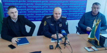 Policajcima povećali plate za 100 KM, poslanicima u skupštini za više od 1200 KM