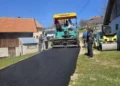 Počelo asfaltiranje puta i platoa ispred džamije u naselju Medojevići
