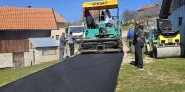 Počelo asfaltiranje puta i platoa ispred džamije u naselju Medojevići