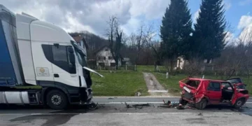 Teška saobraćajna nesreća kod Tuzle: Povrijeđena osoba prevezena u UKC