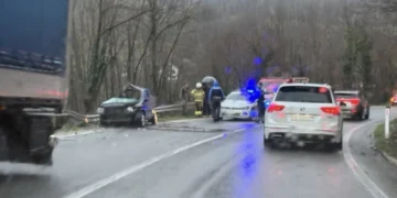 Tragična saobraćajna nesreća kod Konjica: U sudaru automobila i kamiona poginula jedna osoba