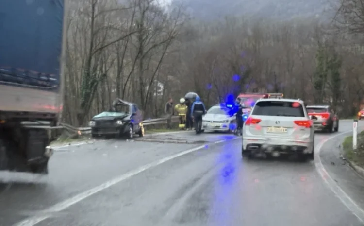 Tragična saobraćajna nesreća kod Konjica: U sudaru automobila i kamiona poginula jedna osoba