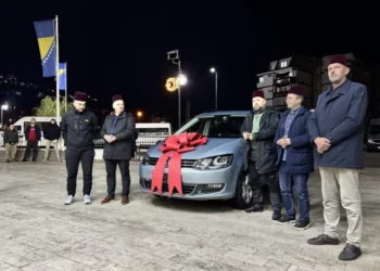 Suze radosnice u džamiji: Vjernici u Konjicu iznenadili Ensara ef. Zalihića novim automobilom