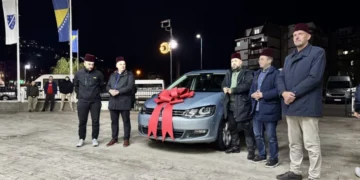 Suze radosnice u džamiji: Vjernici u Konjicu iznenadili Ensara ef. Zalihića novim automobilom