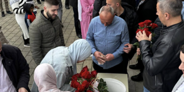 Podlugovi: Nakon džume vjernici kupovali ruže kao znak zahvalnosti ženama u porodici