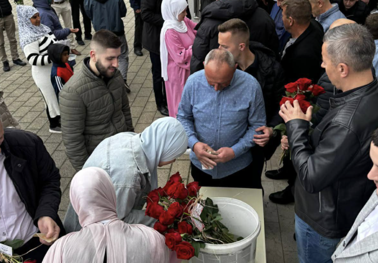 Podlugovi: Nakon džume vjernici kupovali ruže kao znak zahvalnosti ženama u porodici