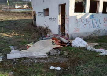 Divlja deponija u Starom Ilijašu: Otpad se odlaže u napuštenim objektima bivše klaonice, građani upozoravaju na opasnost