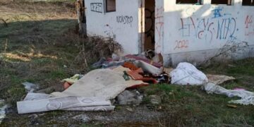 Divlja deponija u Starom Ilijašu: Otpad se odlaže u napuštenim objektima bivše klaonice, građani upozoravaju na opasnost