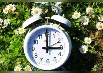 Počelo ljetno računanje vremena: Kazaljke pomjerene unaprijed, dani postaju duži