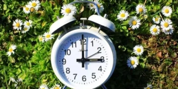 Počelo ljetno računanje vremena: Kazaljke pomjerene unaprijed, dani postaju duži