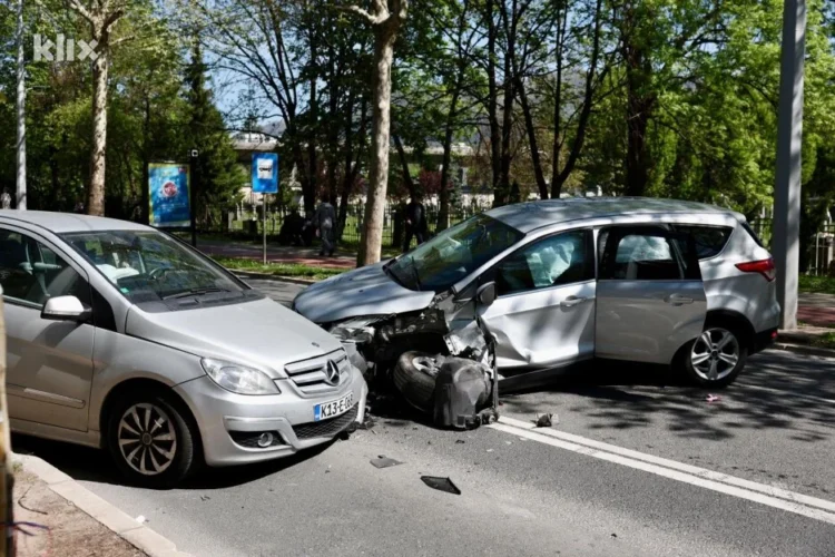 Sarajevo: Zatvorena cesta prema Vogošći, u saobraćajnoj nesreći povrijeđene dvije osobe