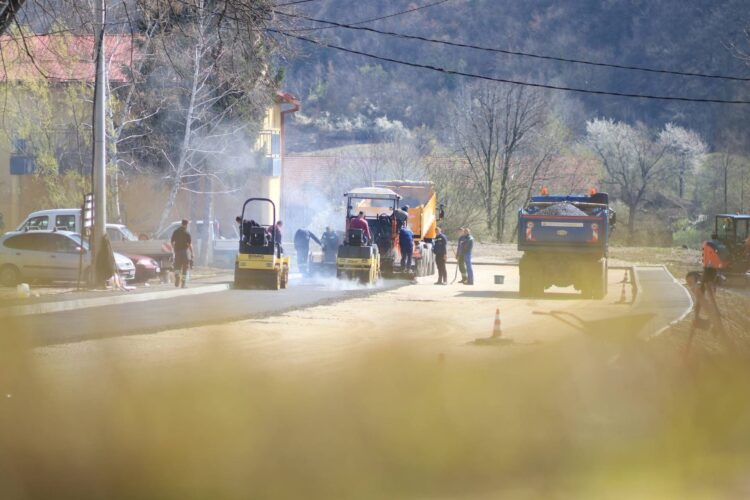 Počeli radovi na asfaltiranju prostora u Brezi