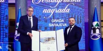 Uručena šestoaprilska nagrada Elviru Karaliću, u Vijećnicu došle porodice kojim je pomogao Pomozi.ba
