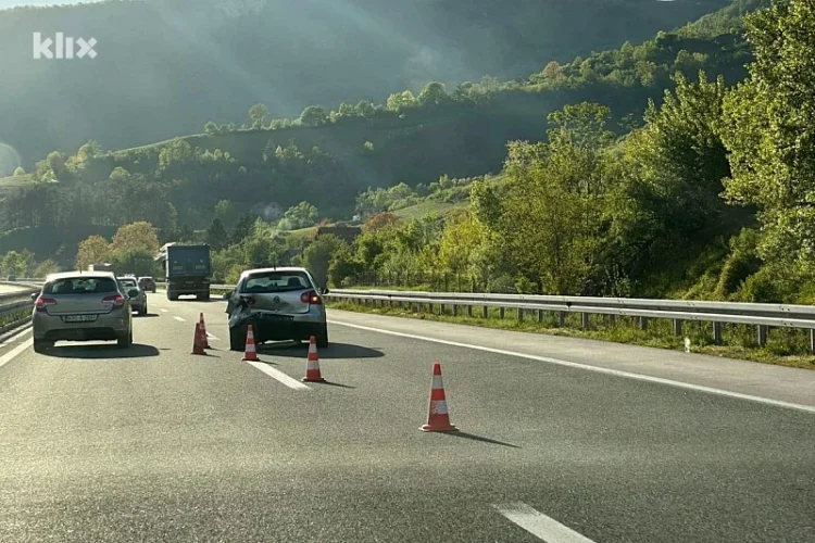Jedna osoba povrijeđena u sudaru dva vozila na dionici autoceste Kakanj – Lašva