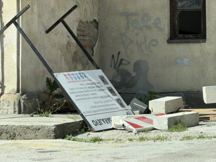 Tabla skrivena, rok probijen: Građani traže odgovore zbog radova u Podlugovima