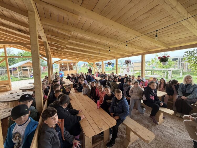 Učenici OŠ “Hašim Spahić” uživali u posjeti ZOO „Bambi“ i izletu na Stojčevcu