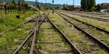 Upozorenje građanima uz pružni pojas na području općine Ilijaš: Ne približavati se pruzi zbog tretiranja herbicidima