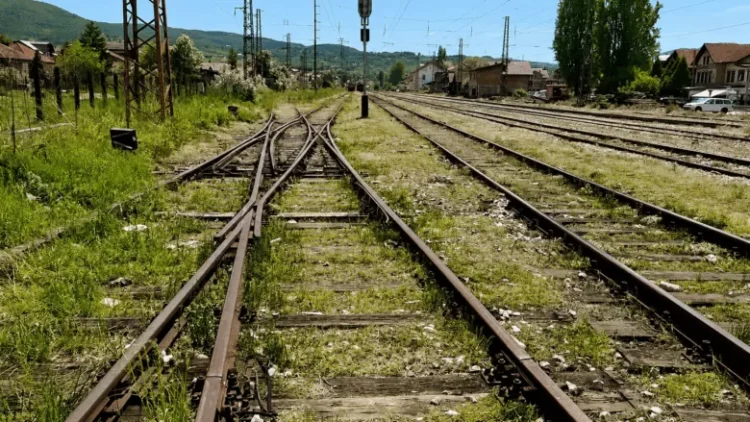 Upozorenje građanima uz pružni pojas na području općine Ilijaš: Ne približavati se pruzi zbog tretiranja herbicidima