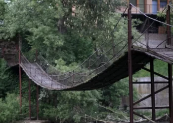 Građani upozoravaju: Žičani most u Podlugovima postaje opasan za prelazak