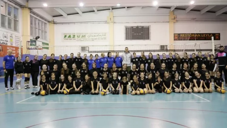 Lijepa sportska priča iz Ilijaša: Mlade odbojkašice trenirale uz podršku seniorki i reprezentativca BiH