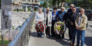Položeno cvijeće na mjestu ubistva prvih civilnih žrtava Sarajeva Suade i Olge