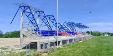 Obrušio se dio krovne konstrukcije na stadionu u Brčkom, izbjegnuta tragedija