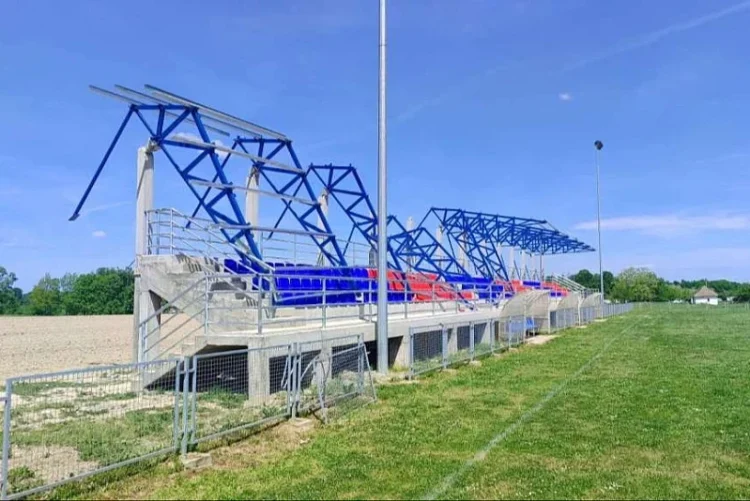 Obrušio se dio krovne konstrukcije na stadionu u Brčkom, izbjegnuta tragedija