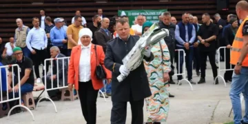 Kolektivna dženaza u Bratuncu 12. maja, ukop jedne identifikovane žrtve i posmrtnih ostataka iz zapaljenih kuća