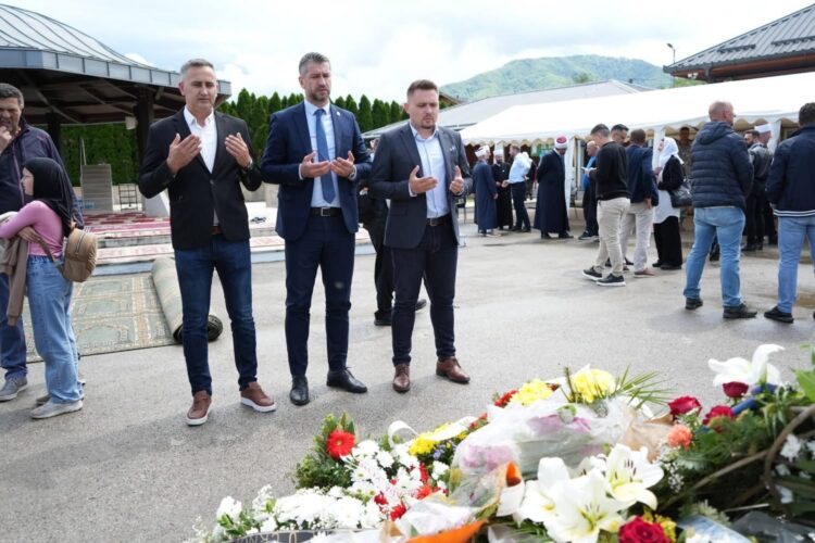 Održana kolektivna dženaza žrtava genocida u Bratuncu: Prisustvovao i načelnik Amar Dovadžija