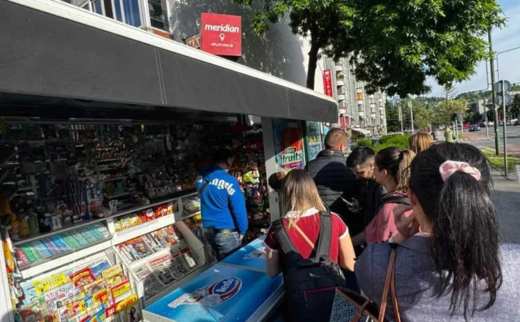Stigle nove ture Panini sličica: Redovi ispred trafika u Sarajevu