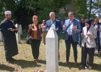 Povodom Dana škole: Učenici, rukovodstvo OŠ „Hašim Spahić“ i porodica rahmetli komandanta odali počast na šehidskom mezarju u Brezi
