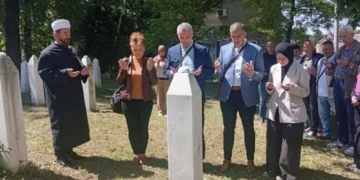 Povodom Dana škole: Učenici, rukovodstvo OŠ „Hašim Spahić“ i porodica rahmetli komandanta odali počast na šehidskom mezarju u Brezi