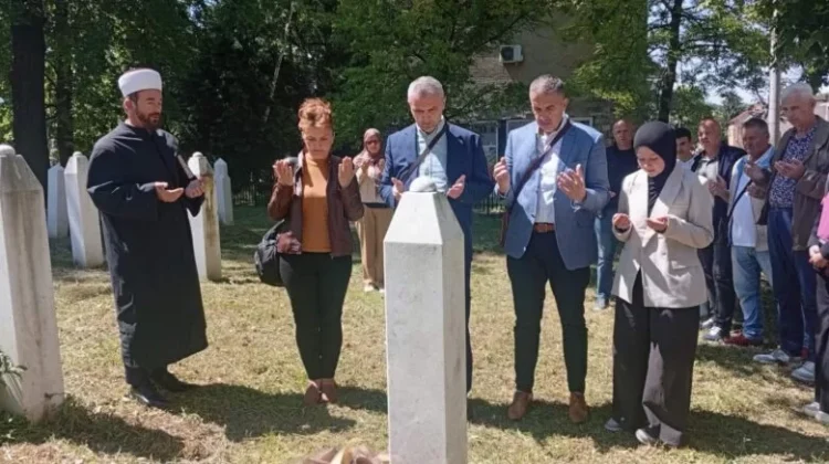Povodom Dana škole: Učenici, rukovodstvo OŠ „Hašim Spahić“ i porodica rahmetli komandanta odali počast na šehidskom mezarju u Brezi