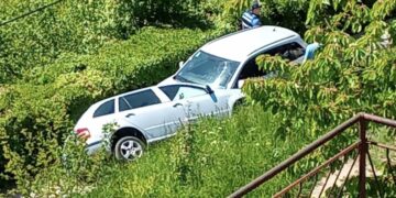 Saobraćajna nezgoda u Ilijašu: Dva vozila učestvovala, jedno završilo na boku