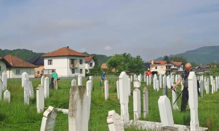 Lješevo za primjer: I 80-godišnji Alija Herak učestvovao u akciji čišćenja mezarja