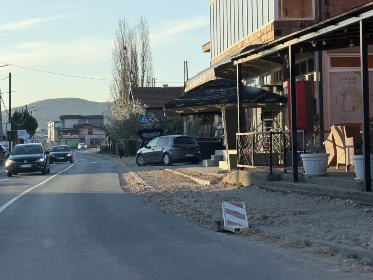 Tabla skrivena, rok probijen: Građani traže odgovore zbog radova u Podlugovima