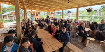Učenici OŠ “Hašim Spahić” uživali u posjeti ZOO „Bambi“ i izletu na Stojčevcu