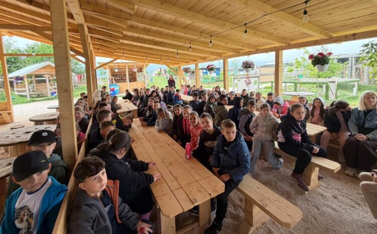 Učenici OŠ “Hašim Spahić” uživali u posjeti ZOO „Bambi“ i izletu na Stojčevcu