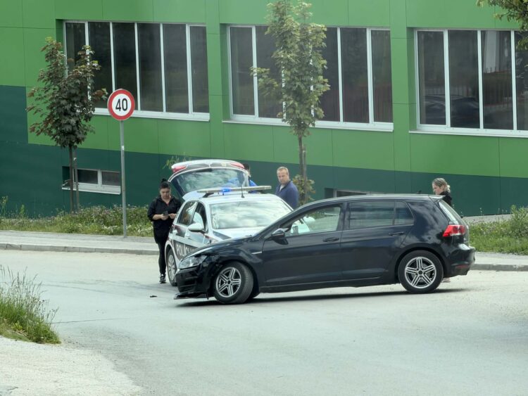 Saobraćajna nezgoda u Ilijašu: Sudar dva vozila kod Gradskog stadiona (FOTO)