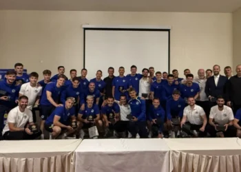 Džeko i Kolašinac uručili posebne poklone za sve reprezentativce pred put u St. Louis