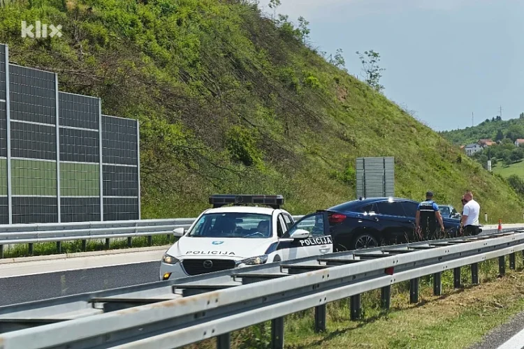 Saobraćajna nesreća na autoputu kod Visokog, na vozilu velika materijalna šteta