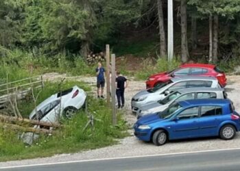Nezgoda na Bijambarama: Automobil završio u kanalu na parkingu