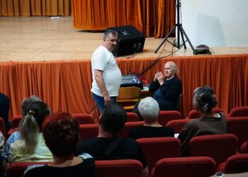 Zijah Sokolović oduševio ilijašku publiku predstavom „Lijevo, desno, glumac“